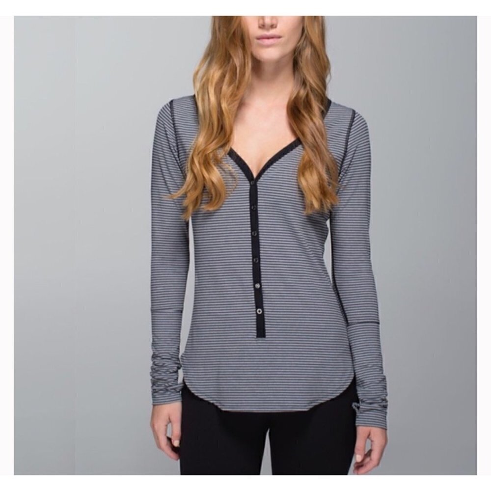 ❤️ Lululemon AweSoma Henley , gray/navy stripes, Size 6 E39